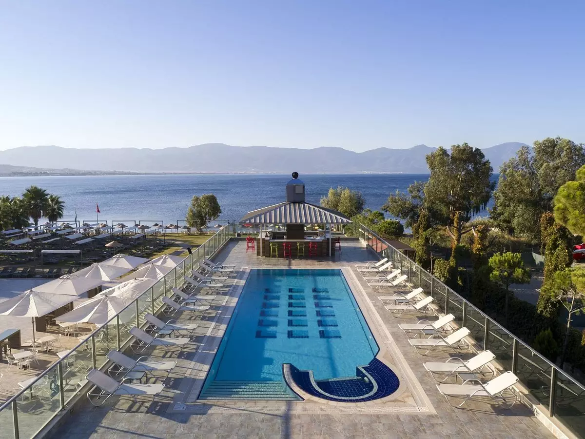 استخر هتل لیبرتی گلف